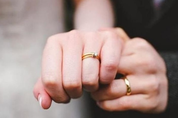 Ngày ăn hỏi, nhà trai dẫn đúng 1 tráp trầu cau, còn bảo: Không biết dạy con đừng mơ thách cưới nhưng phản ứng của nhà gái mới thật bất ngờ-3