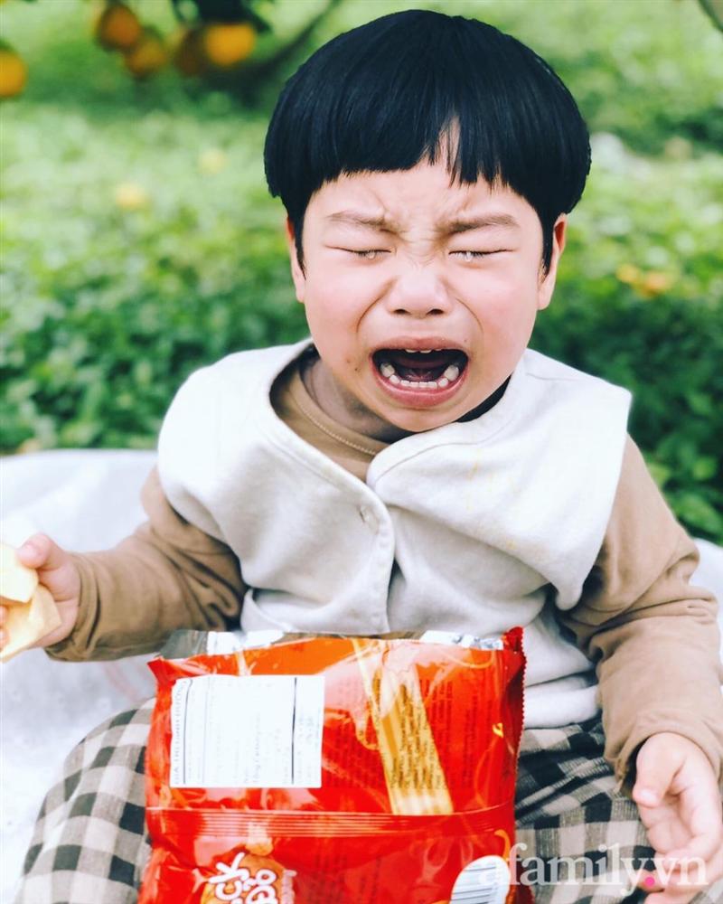 Chẳng thích cúc họa mi mà phải đi chụp ảnh, bé trai khóc mếu chán chê rồi biểu cảm đúng kiểu: Con tạo dáng đây, vừa lòng mẹ chưa?-6