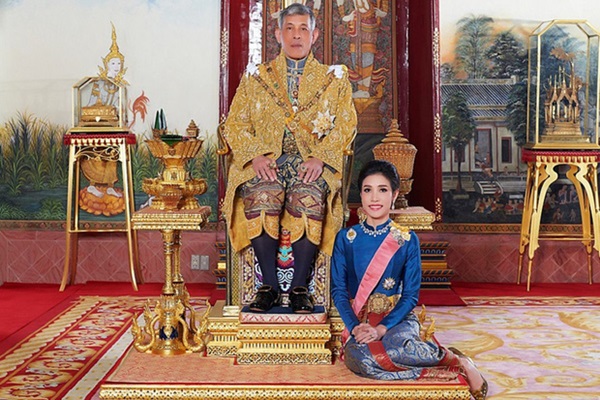 Trong khi Hoàng quý phi được phục vị, hình ảnh vợ cũ của Vua Thái Lan gầy gò hốc hác, đang trồng rau trong chùa được chia sẻ gây xôn xao MXH-1