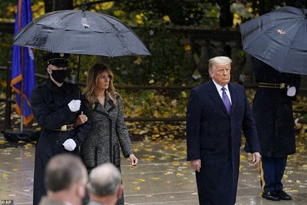Bà Melania Trump đứng cách xa khỏi chồng, khoác chặt tay người tháp tùng làm bùng lên lần nữa nghi vấn đếm từng phút để ly hôn-1