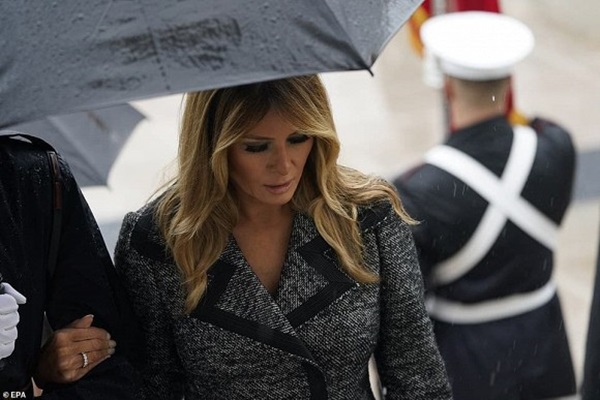 Bà Melania Trump đứng cách xa khỏi chồng, khoác chặt tay người tháp tùng làm bùng lên lần nữa nghi vấn đếm từng phút để ly hôn-4