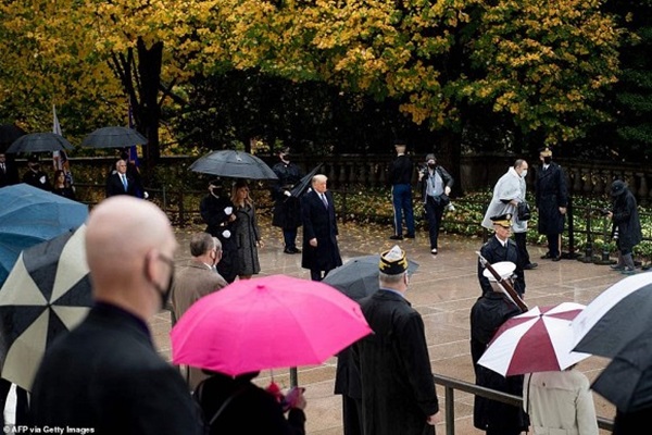Bà Melania Trump đứng cách xa khỏi chồng, khoác chặt tay người tháp tùng làm bùng lên lần nữa nghi vấn đếm từng phút để ly hôn-5