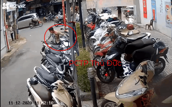 Thanh niên bẻ khóa SH rồi nhanh chóng bốc hơi, camera bóc chi tiết bảo vệ bị mắc mưu-1