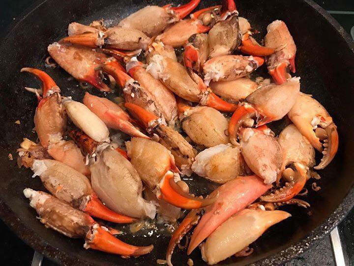Chị em nội trợ rủ nhau mua chân, càng cua biển về cấp đông ăn dần, rẻ hẳn một nửa mà lại ngon-2