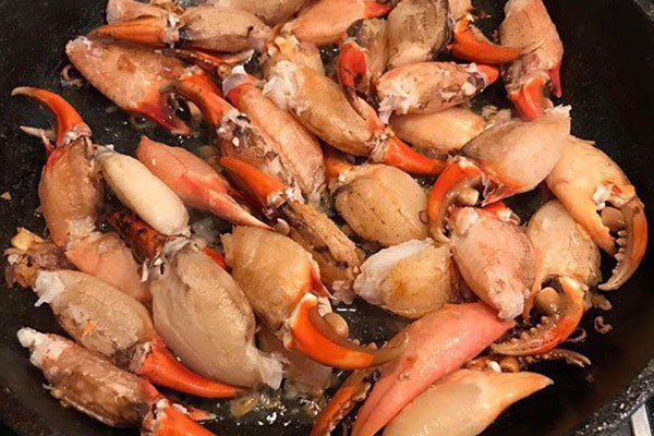 Hoàng đế hấp hối, bà nội trợ chung tiền mua cua siêu rẻ-3