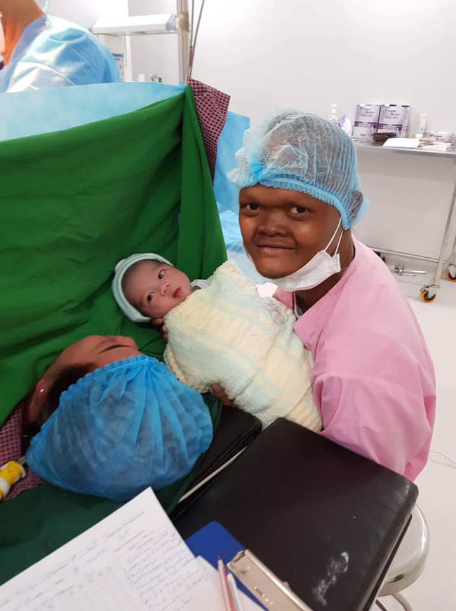 Bất chấp lời gièm pha, đôi vợ xinh như tiên, chồng xấu như cú” vẫn về chung một nhà, nhìn hình ảnh con trai của họ ai cũng phải ngạc nhiên-4