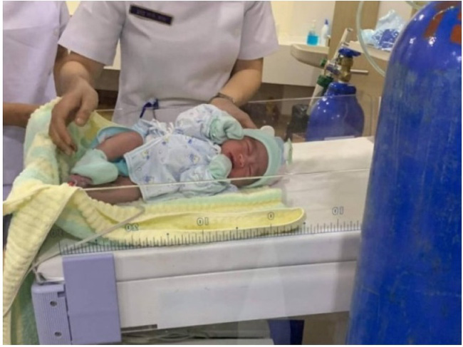 Bất chấp lời gièm pha, đôi vợ xinh như tiên, chồng xấu như cú” vẫn về chung một nhà, nhìn hình ảnh con trai của họ ai cũng phải ngạc nhiên-5