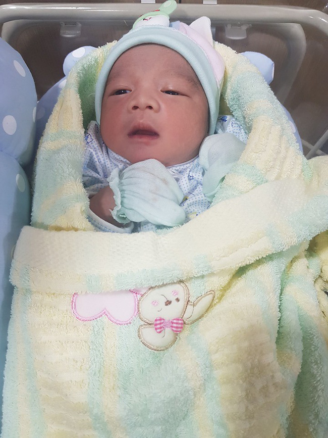 Bất chấp lời gièm pha, đôi vợ xinh như tiên, chồng xấu như cú” vẫn về chung một nhà, nhìn hình ảnh con trai của họ ai cũng phải ngạc nhiên-6