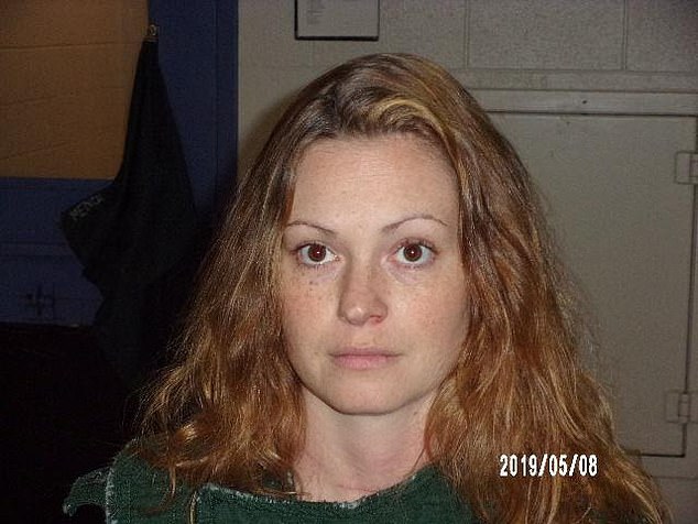 Nam sinh 14 tuổi bị cô giáo dụ dỗ quan hệ thể xác suốt 7 tháng trời nhưng không dám kể với ai chỉ vì một lời đe dọa-1