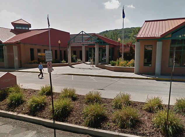 Nam sinh 14 tuổi bị cô giáo dụ dỗ quan hệ thể xác suốt 7 tháng trời nhưng không dám kể với ai chỉ vì một lời đe dọa-2