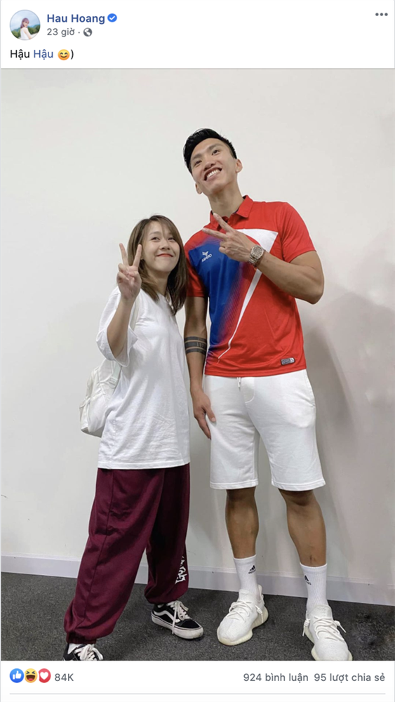 Hậu Hoàng khoe ảnh chụp chung với Văn Hậu nhưng thứ gây chú ý lại là chiều cao cách nhau cả cây số-1