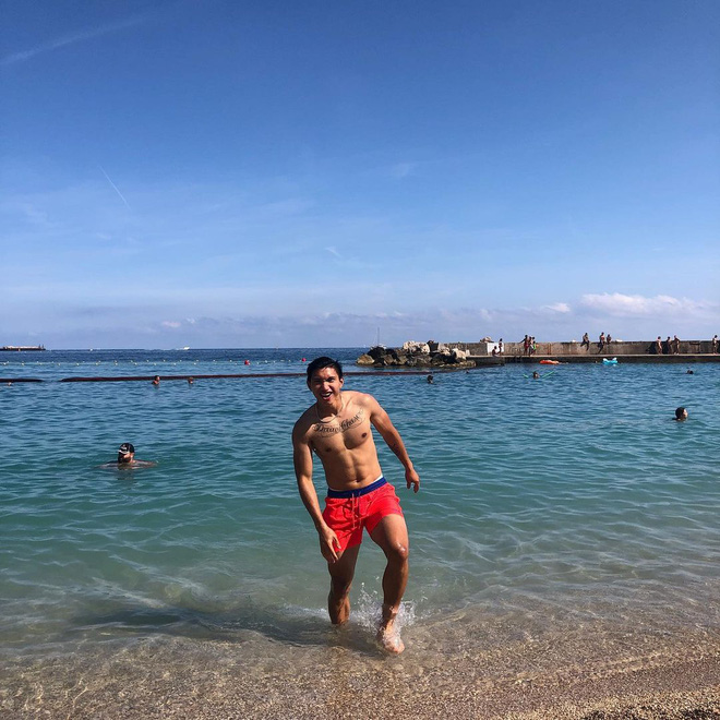 Hậu Hoàng khoe ảnh chụp chung với Văn Hậu nhưng thứ gây chú ý lại là chiều cao cách nhau cả cây số-4