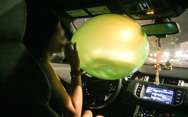 Chuyện của những dân chơi từ nghiện đến... ngáo vì bóng cười: Bao giờ chị định về, em lại dúi vào tay chị quả bóng nữa nhé!-1