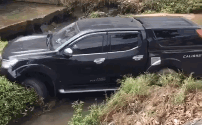 CLIP: Xe bán tải vắt ngang qua mương nước gây ám ảnh, dân mạng đau đầu đoán diễn biến trước đó-1