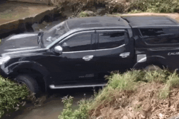 CLIP: Xe bán tải vắt ngang qua mương nước gây ám ảnh, dân mạng đau đầu đoán diễn biến trước đó