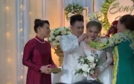 Khoảnh khắc streamer giàu nhất Việt Nam giúp mẹ vợ trao của hồi môn cho cô dâu-3