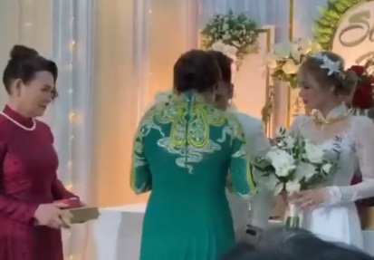 Khoảnh khắc streamer giàu nhất Việt Nam giúp mẹ vợ trao của hồi môn cho cô dâu-4