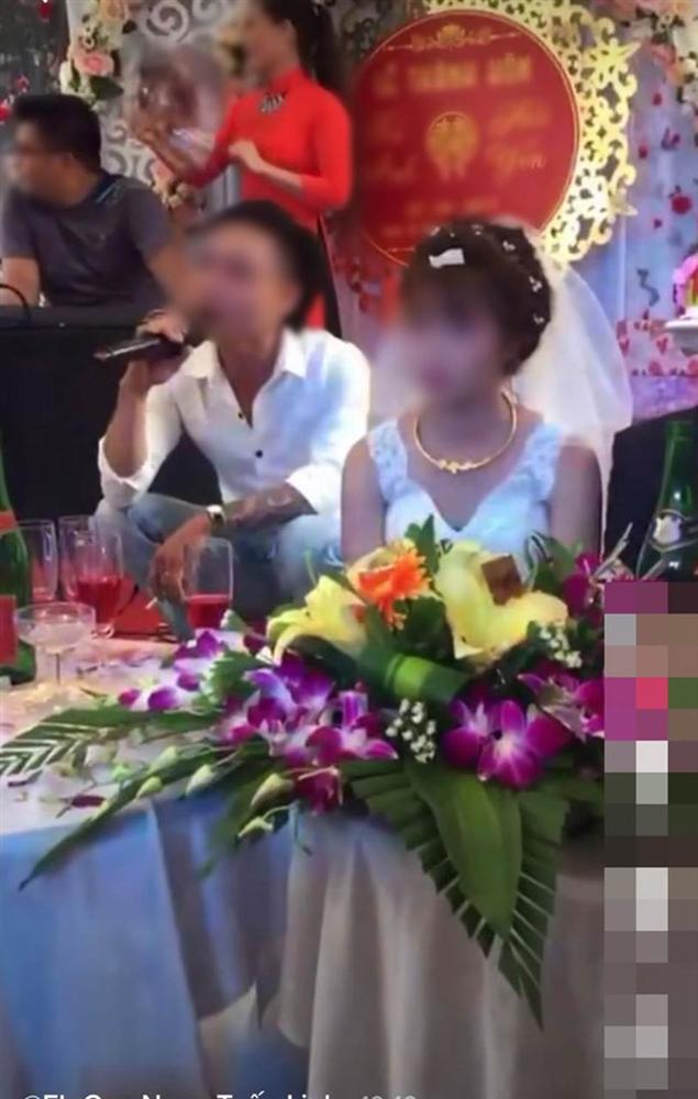 Đang tổ chức hôn lễ, một nam thanh niên lên sân khấu hát khiến mặt cô dâu tối sầm, hành động cuối mới sốc-1