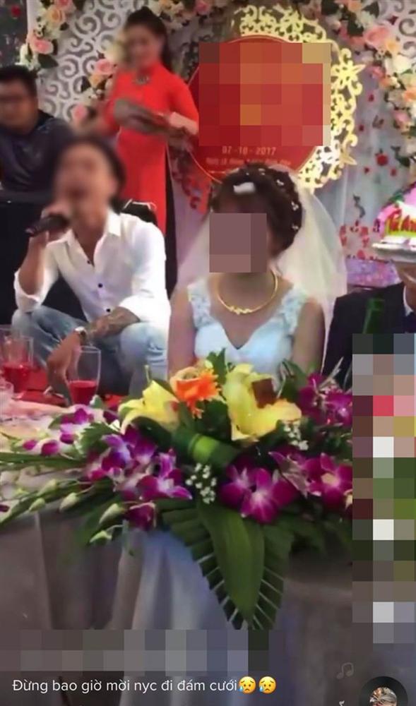 Đang tổ chức hôn lễ, một nam thanh niên lên sân khấu hát khiến mặt cô dâu tối sầm, hành động cuối mới sốc-2