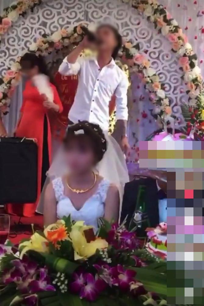 Đang tổ chức hôn lễ, một nam thanh niên lên sân khấu hát khiến mặt cô dâu tối sầm, hành động cuối mới sốc-3