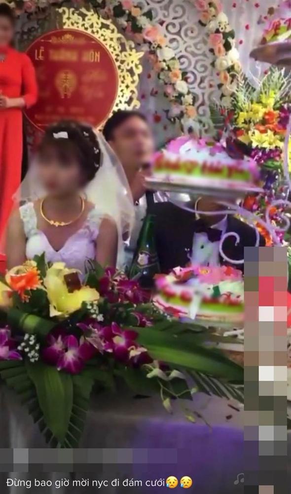 Đang tổ chức hôn lễ, một nam thanh niên lên sân khấu hát khiến mặt cô dâu tối sầm, hành động cuối mới sốc-4