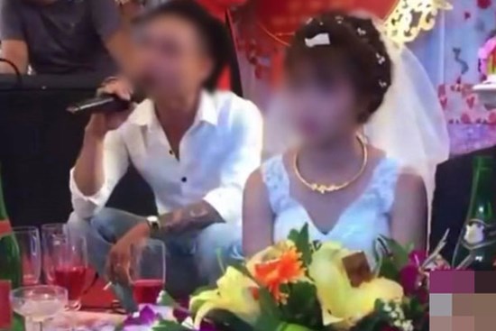 Đang tổ chức hôn lễ, một nam thanh niên lên sân khấu hát khiến mặt cô dâu tối sầm, hành động cuối mới sốc