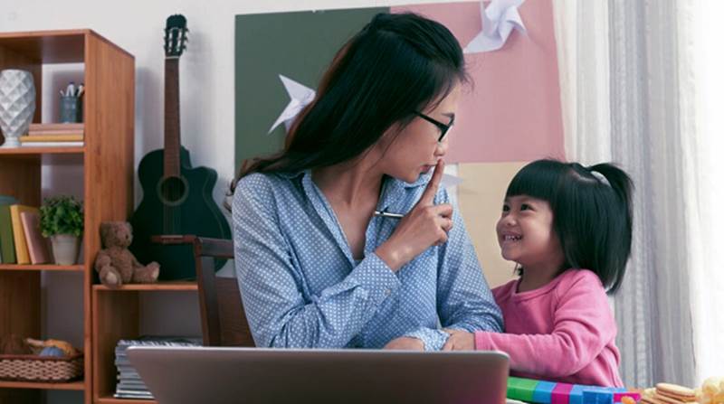 Thay vì nói Suỵt! Đừng làm phiền mẹ mỗi khi trẻ quấy nhiễu, bỏ túi ngay giải pháp đơn giản mà hiệu quả không ngờ dưới đây-1