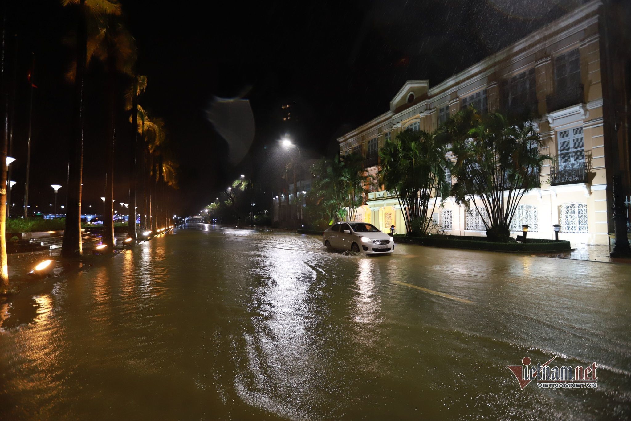 Bão số 13 áp sát kèm mưa lớn, nước sông Hàn dâng tràn lên đường-2