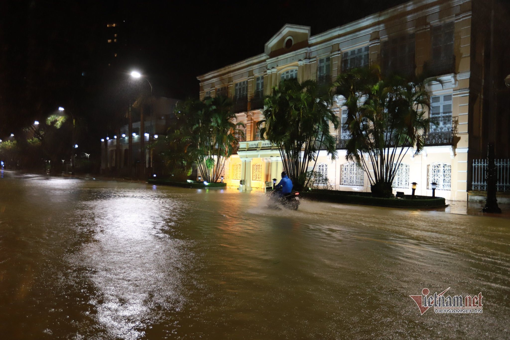 Bão số 13 áp sát kèm mưa lớn, nước sông Hàn dâng tràn lên đường-1