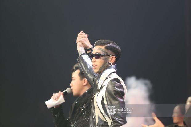 GDucky bật khóc, biểu cảm làm rộ nghi vấn phẫn nộ khi Dế Choắt giành ngôi Quán quân Rap Việt?-1