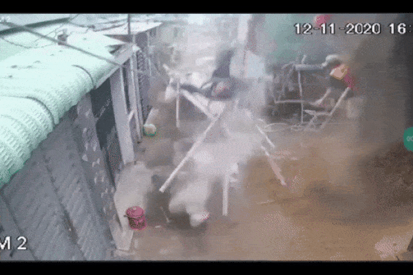 Kinh hãi cảnh giàn giáo công trình ở Sài Gòn bất ngờ đổ sụp