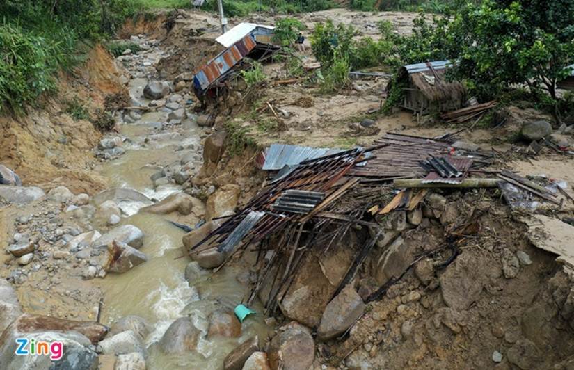 CẬP NHẬT BÃO SỐ 13: Quần thảo suốt 4 giờ vùng ven biển Thừa Thiên - Huế, đảo Cồn Cỏ (Quảng Trị) mất liên lạc hoàn toàn-13