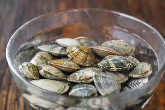 Bí quyết sơ chế ngao sạch boong kin kít: Chỉ với 2 thao tác đơn giản, ngao sẽ nhả sạch cát để chị em muốn nấu kiểu gì cũng được!