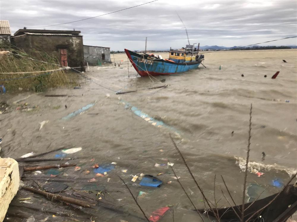 CẬP NHẬT BÃO SỐ 13: Quần thảo suốt 4 giờ vùng ven biển Thừa Thiên - Huế, đảo Cồn Cỏ (Quảng Trị) mất liên lạc hoàn toàn-2