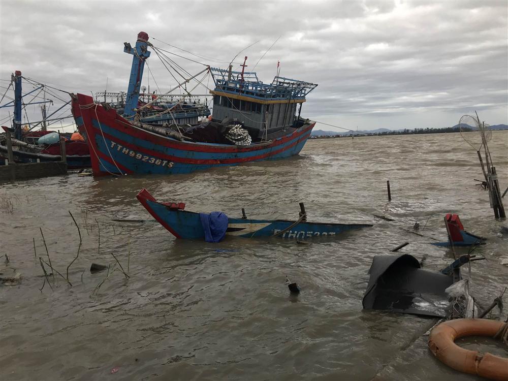 CẬP NHẬT BÃO SỐ 13: Quần thảo suốt 4 giờ vùng ven biển Thừa Thiên - Huế, đảo Cồn Cỏ (Quảng Trị) mất liên lạc hoàn toàn-9