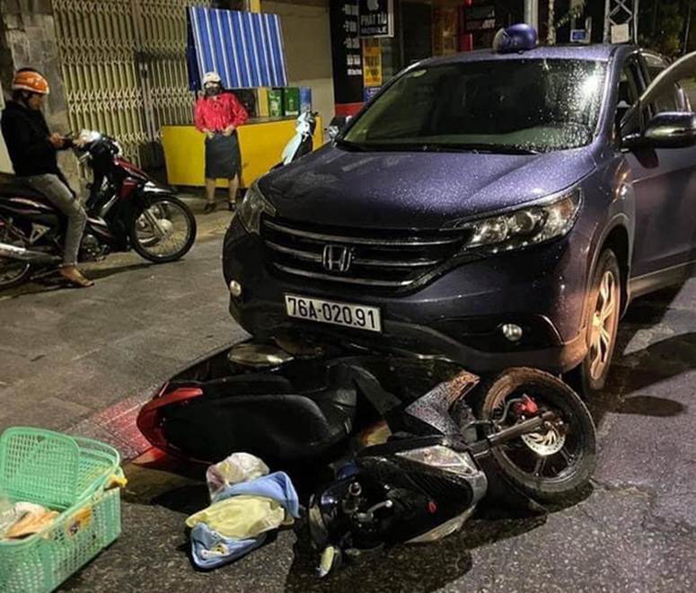 Quảng Ngãi: Ôtô kéo lê xe máy đang chở sản phụ đi sinh đẻ khoảng 500m-1