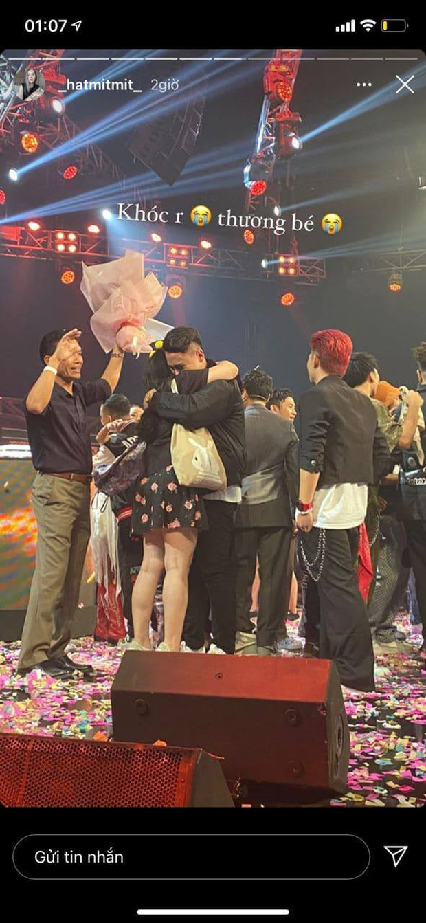 Hình ảnh GDucky ôm người thân bật khóc nức nở được lan truyền mạnh-6