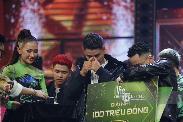 Hình ảnh GDucky ôm người thân bật khóc nức nở được lan truyền mạnh-5