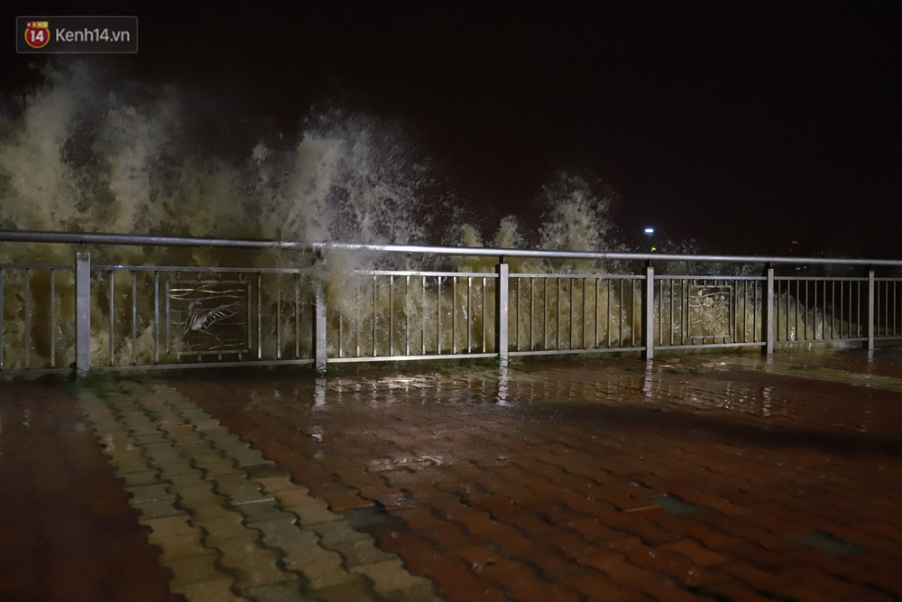 Ảnh: Lần đầu có cảnh nước sông Hàn dâng cao, tràn lên đường gây hư hại đường phố, vỉa hè-1