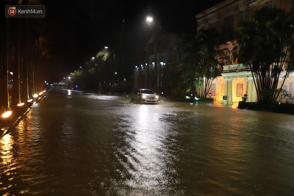 Ảnh: Lần đầu có cảnh nước sông Hàn dâng cao, tràn lên đường gây hư hại đường phố, vỉa hè-6