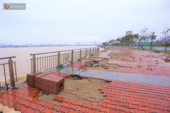 Ảnh: Lần đầu có cảnh nước sông Hàn dâng cao, tràn lên đường gây hư hại đường phố, vỉa hè-15