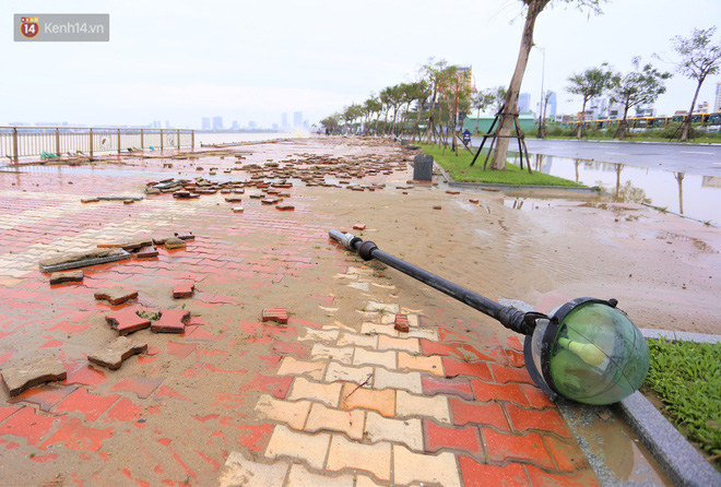 Ảnh: Lần đầu có cảnh nước sông Hàn dâng cao, tràn lên đường gây hư hại đường phố, vỉa hè-13