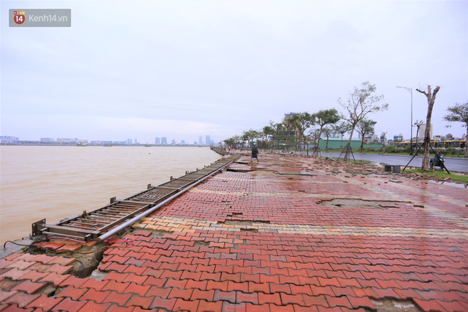 Ảnh: Lần đầu có cảnh nước sông Hàn dâng cao, tràn lên đường gây hư hại đường phố, vỉa hè-12