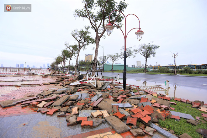 Ảnh: Lần đầu có cảnh nước sông Hàn dâng cao, tràn lên đường gây hư hại đường phố, vỉa hè-14