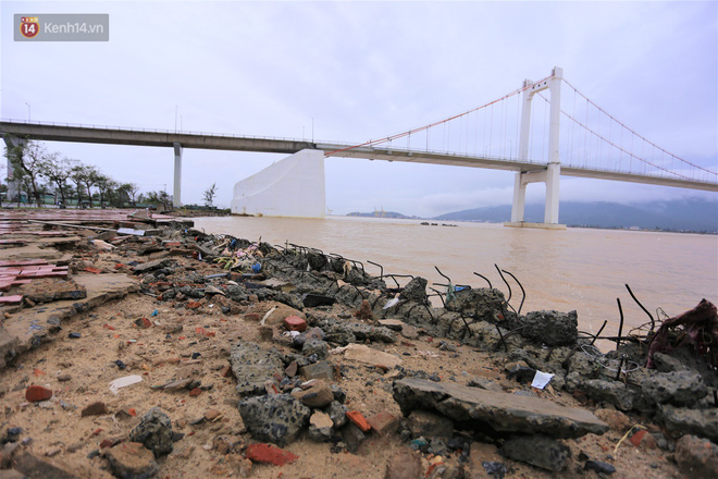 Ảnh: Lần đầu có cảnh nước sông Hàn dâng cao, tràn lên đường gây hư hại đường phố, vỉa hè-16