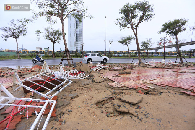 Ảnh: Lần đầu có cảnh nước sông Hàn dâng cao, tràn lên đường gây hư hại đường phố, vỉa hè-18