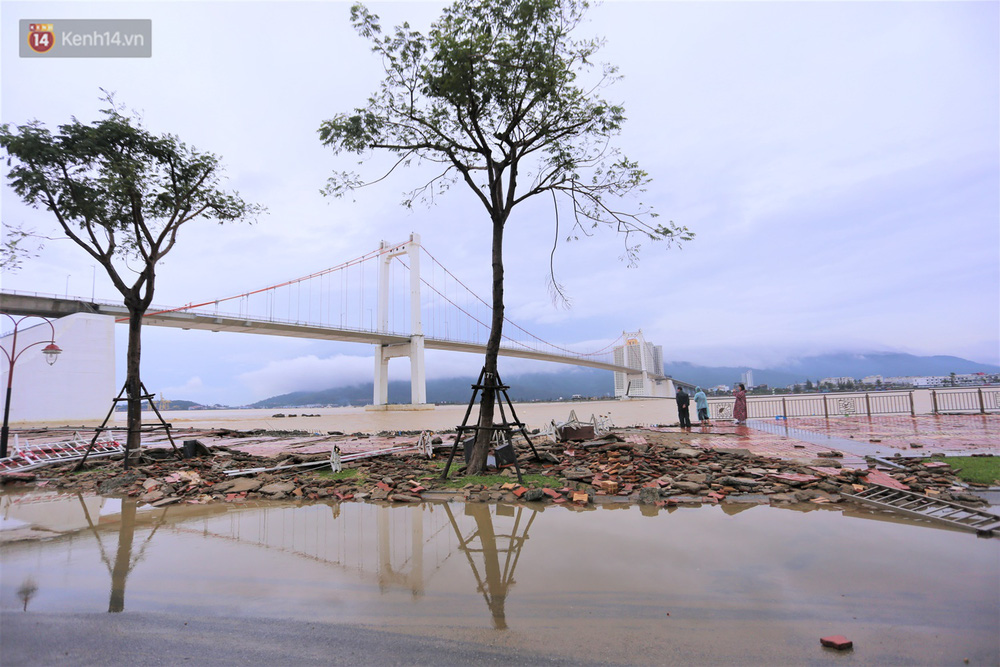 Ảnh: Lần đầu có cảnh nước sông Hàn dâng cao, tràn lên đường gây hư hại đường phố, vỉa hè-10