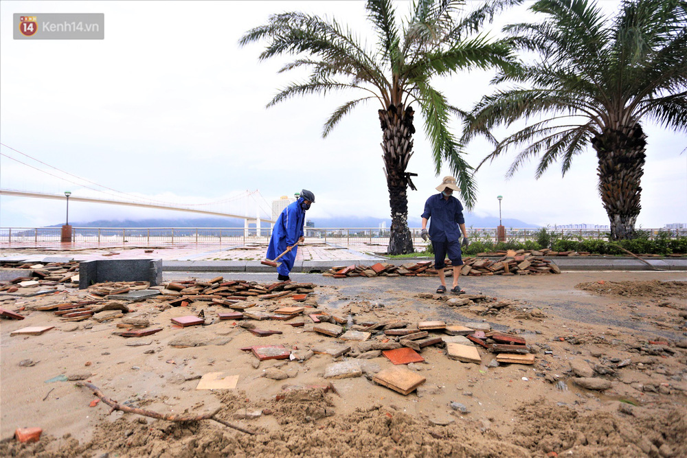 Ảnh: Lần đầu có cảnh nước sông Hàn dâng cao, tràn lên đường gây hư hại đường phố, vỉa hè-19