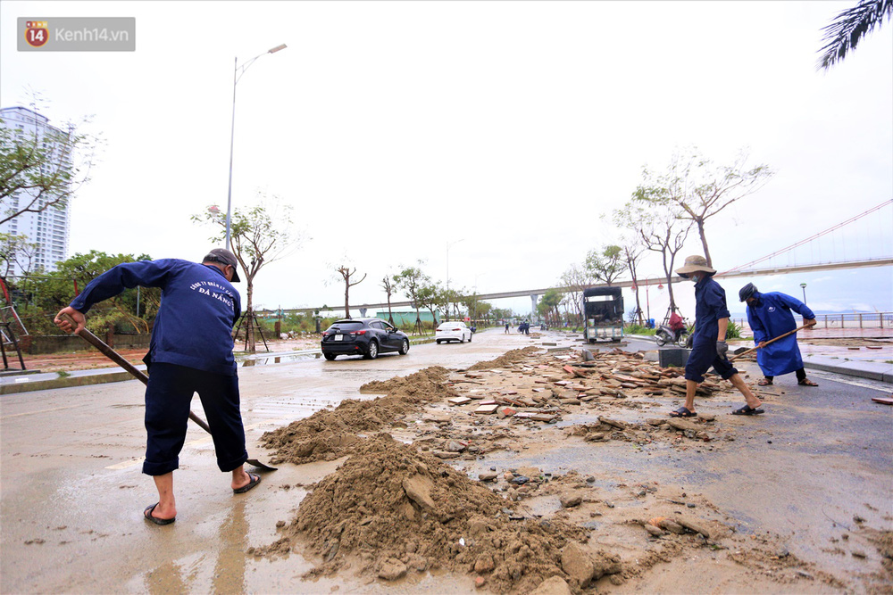 Ảnh: Lần đầu có cảnh nước sông Hàn dâng cao, tràn lên đường gây hư hại đường phố, vỉa hè-20