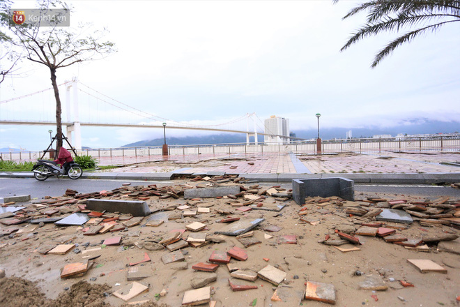 Ảnh: Lần đầu có cảnh nước sông Hàn dâng cao, tràn lên đường gây hư hại đường phố, vỉa hè-17